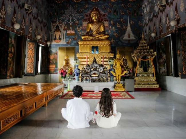 Casal viaja o mundo renovando votos matrimoniais na cultura de cada país