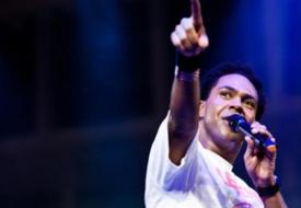 Thalles Roberto se apresenta no Barra Music