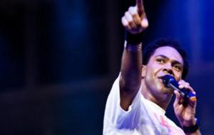 Thalles Roberto se apresenta no Barra Music