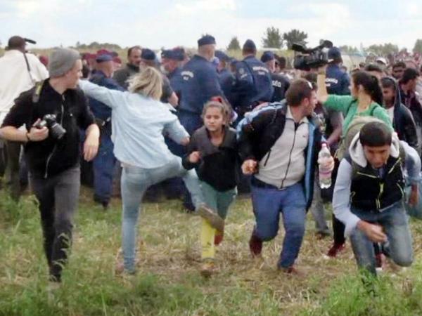 Cinegrafista húngara que agrediu migrantes diz que entrou em pânico