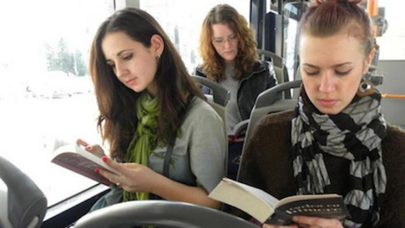 Conheça a cidade da Romênia onde pessoas que leem livros no ônibus não pagam transporte